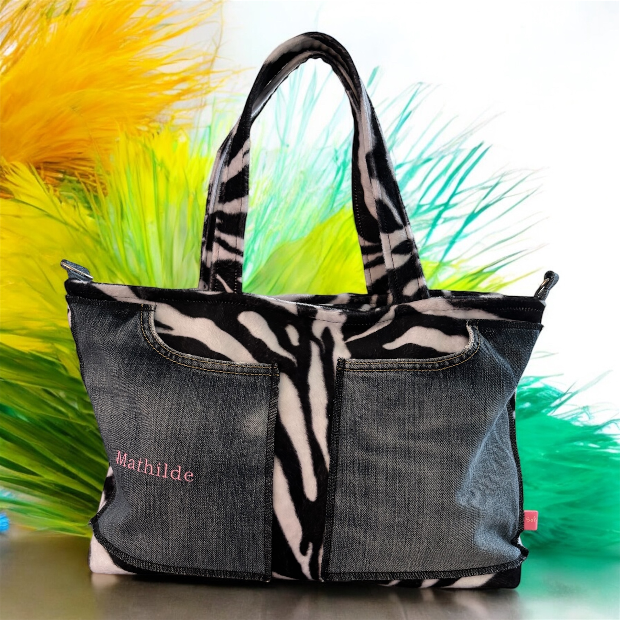 Sac à main tissu jean, zèbre et rose, porté épaule